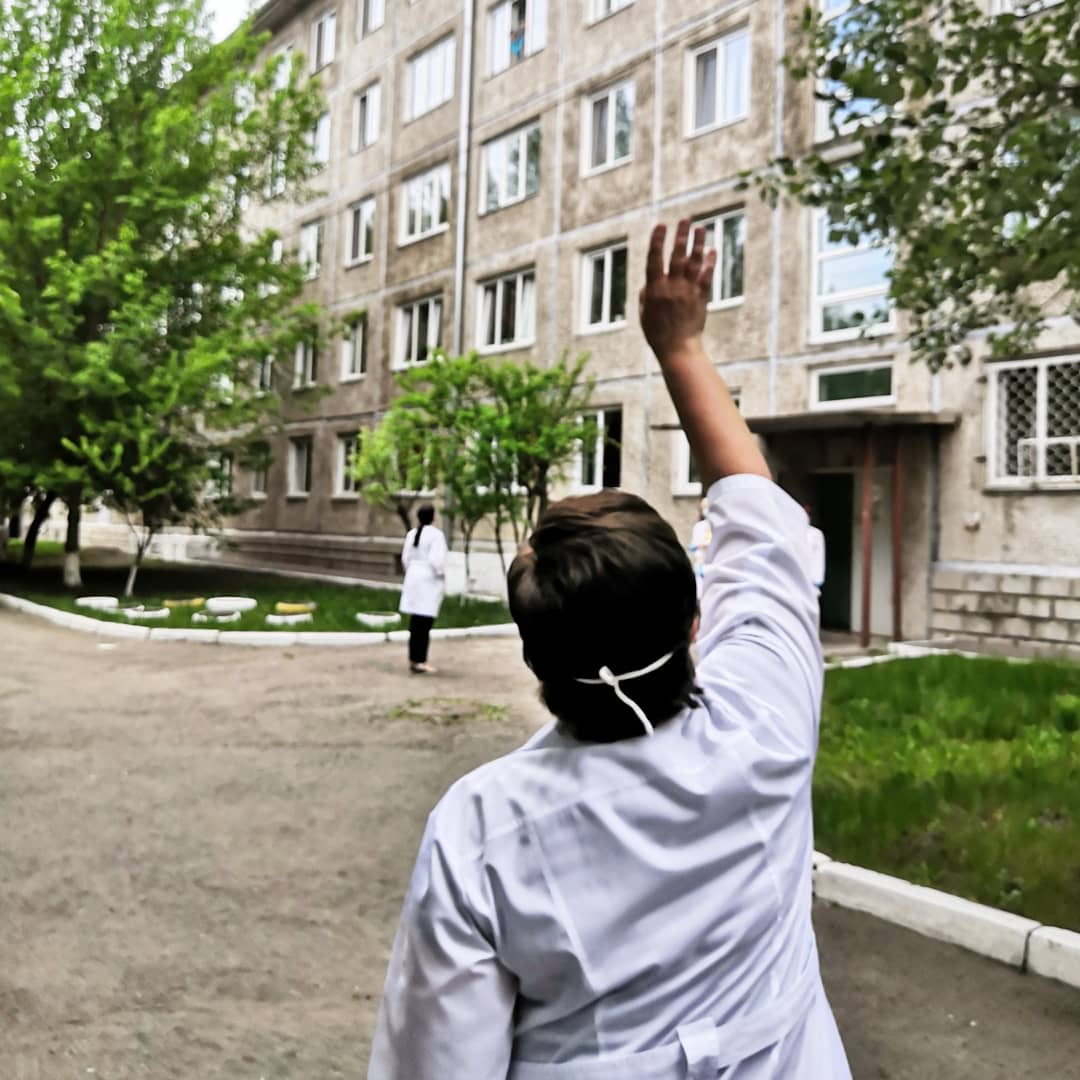 Медицинских сестер инфекционного госпиталя КГБУЗ "КМКБ №4" поздравили с профессиональным праздником 