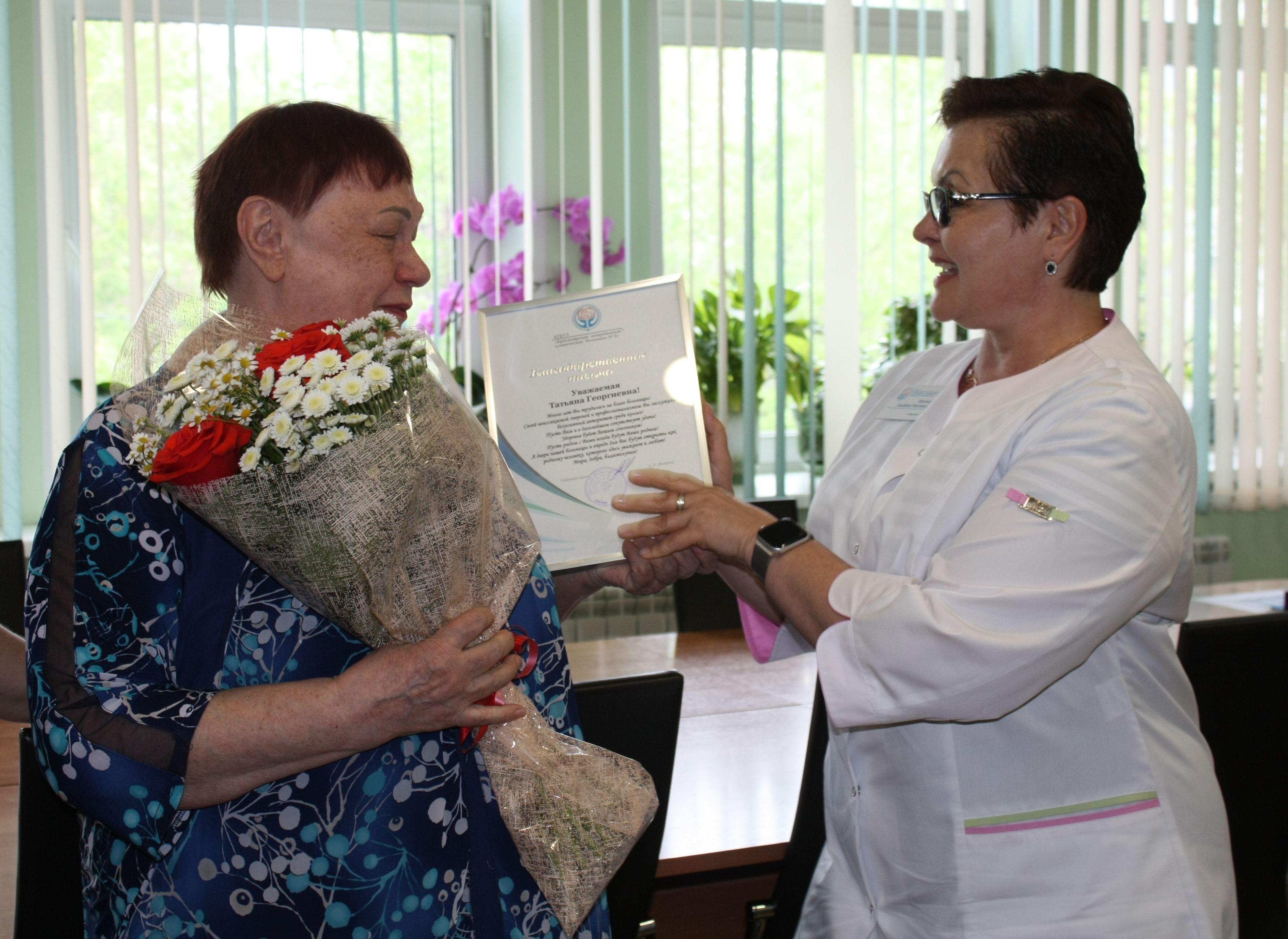 Коллектив КГБУЗ «Красноярская межрайонная клиническая больница №4» проводил медицинскую сестру оперативного отдела Татьяну Георгиевну Баженову на заслуженный отдых