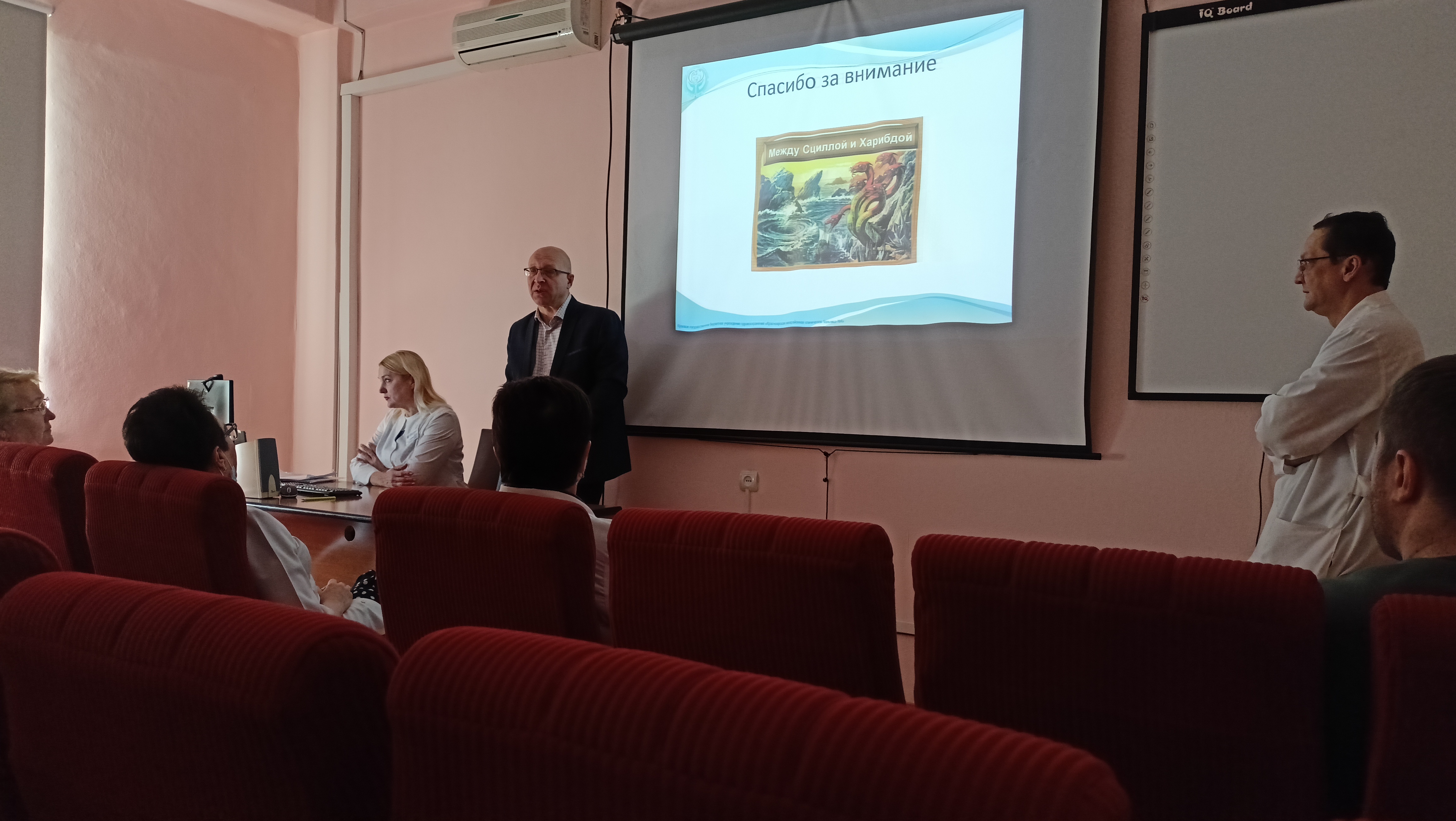 Вместе с администрацией отчёт о работе отделения анестезиологии и реанимации заслушал директор Краевого центра медицинского образования