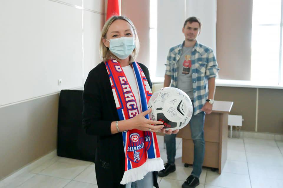 Врач КМКБ №4 рассказала футболистам красноярского "Енисея" о COVID-19