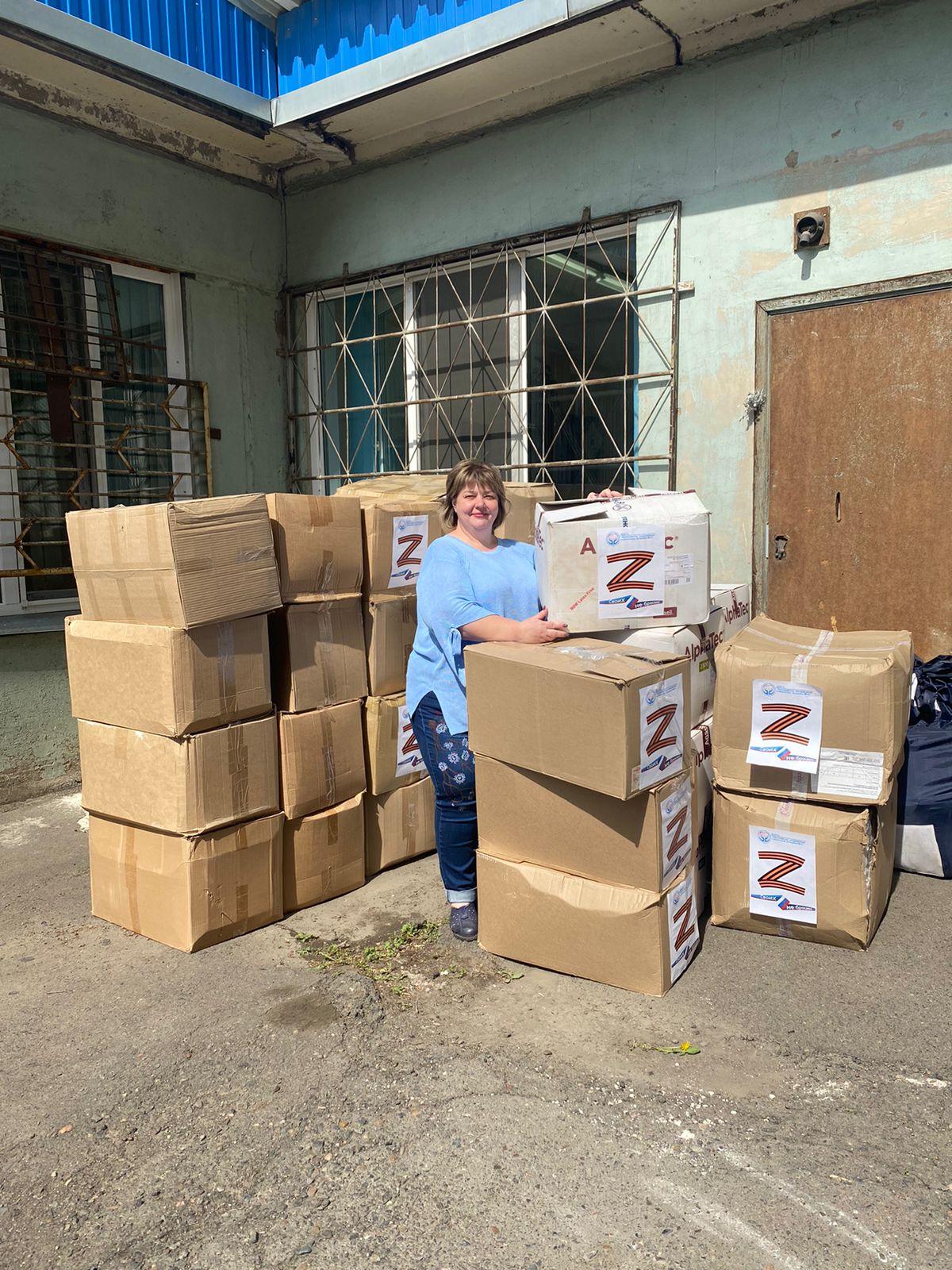 Совместно с партией «Единая Россия» КГБУЗ «КМКБ №4»  отправили гуманитарную помощь в Донбасс.