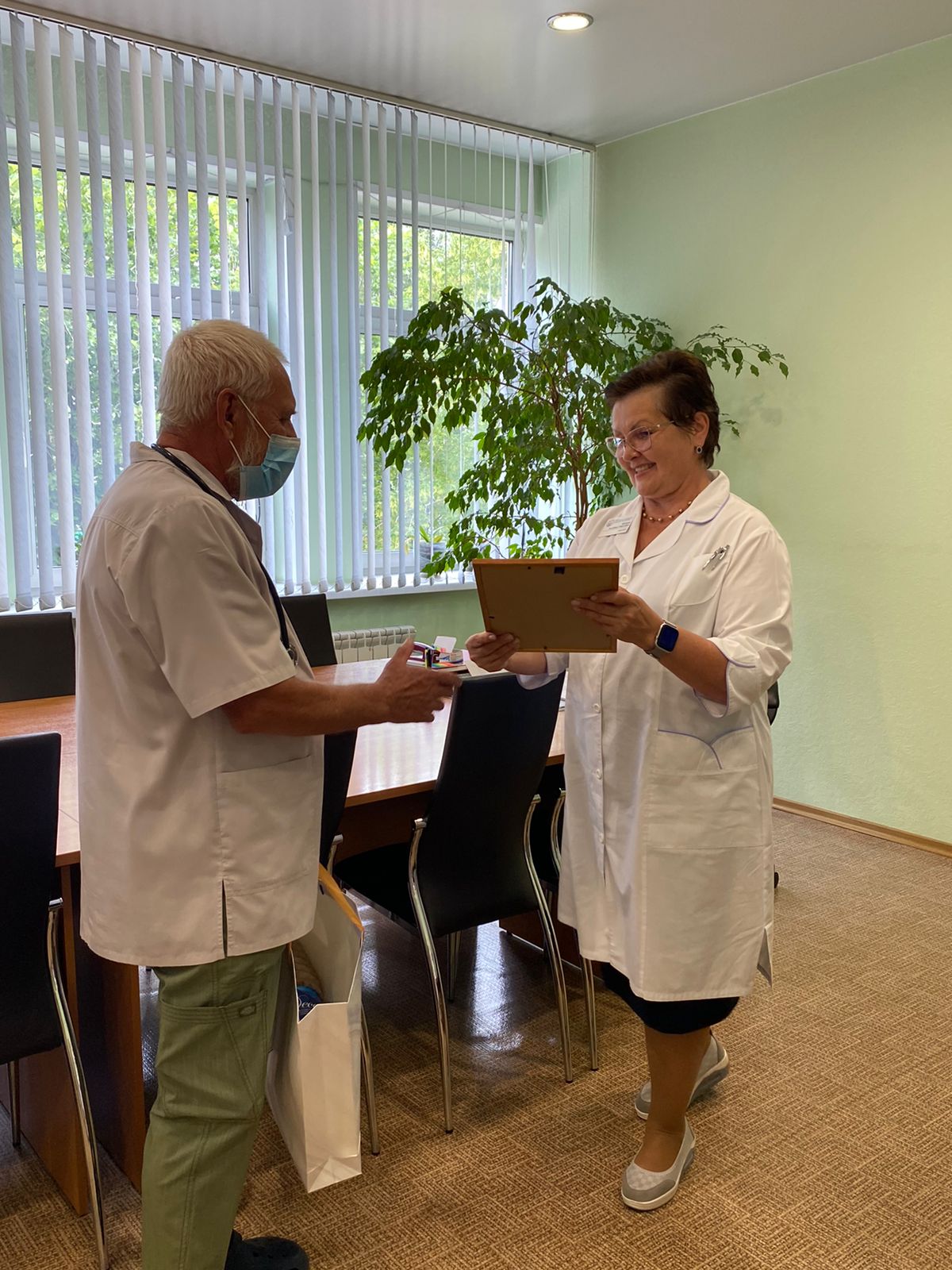 Коллектив КГБУЗ «Красноярская межрайонная клиническая больница №4» проводил на заслуженный отдых врача- анестезиолога-реаниматолога Тржебятовского Николая Григорьевича.