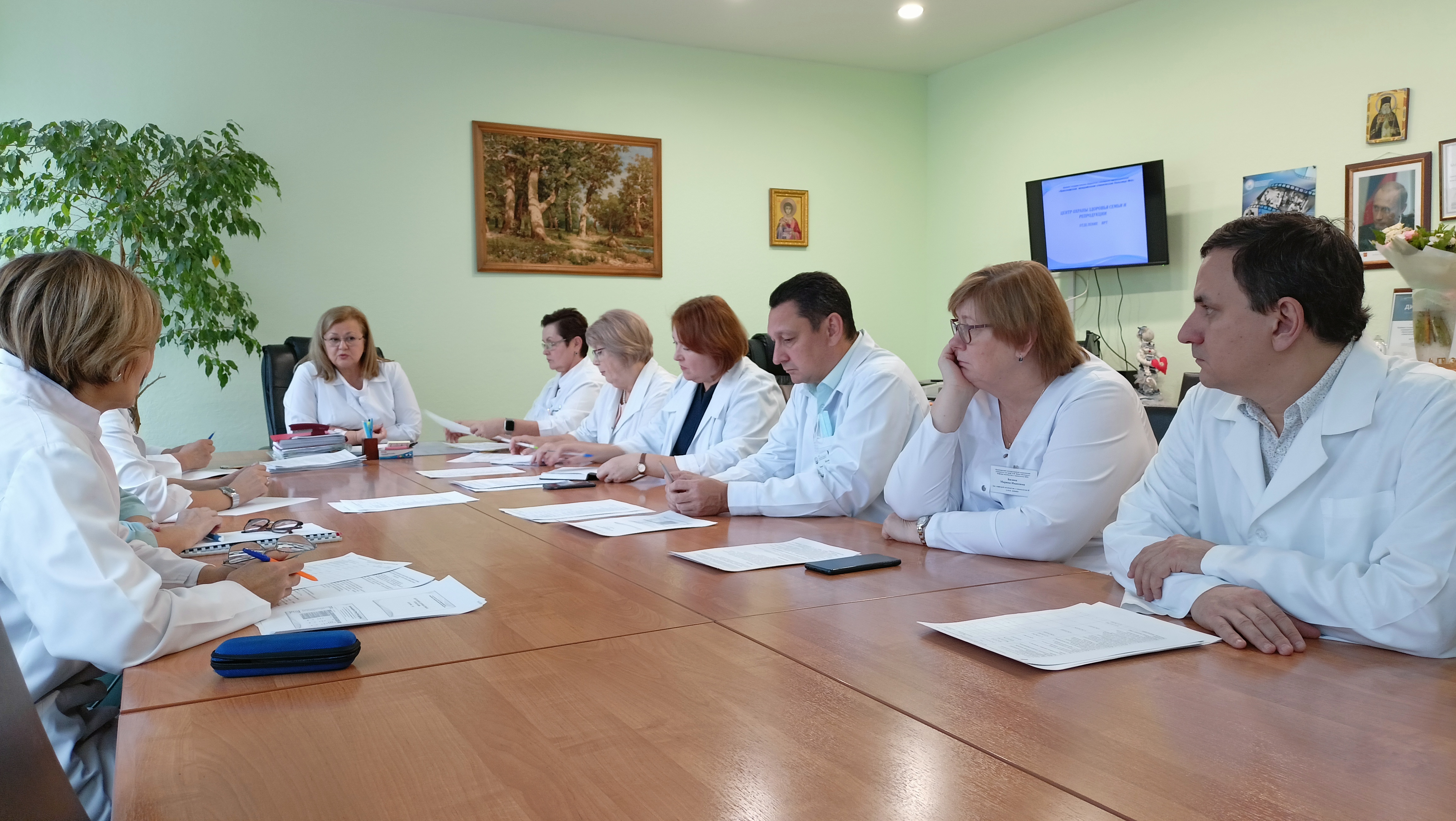 На базе КГБУЗ "КМКБ № 4" прошло совещание по вопросам сохранения и улучшения репродуктивного здоровья населения края