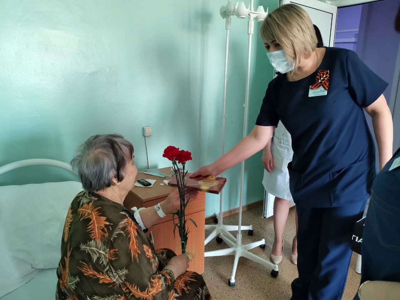 Накануне Дня Победы сотрудники больницы на Кутузова поздравили ветеранов и детей войны