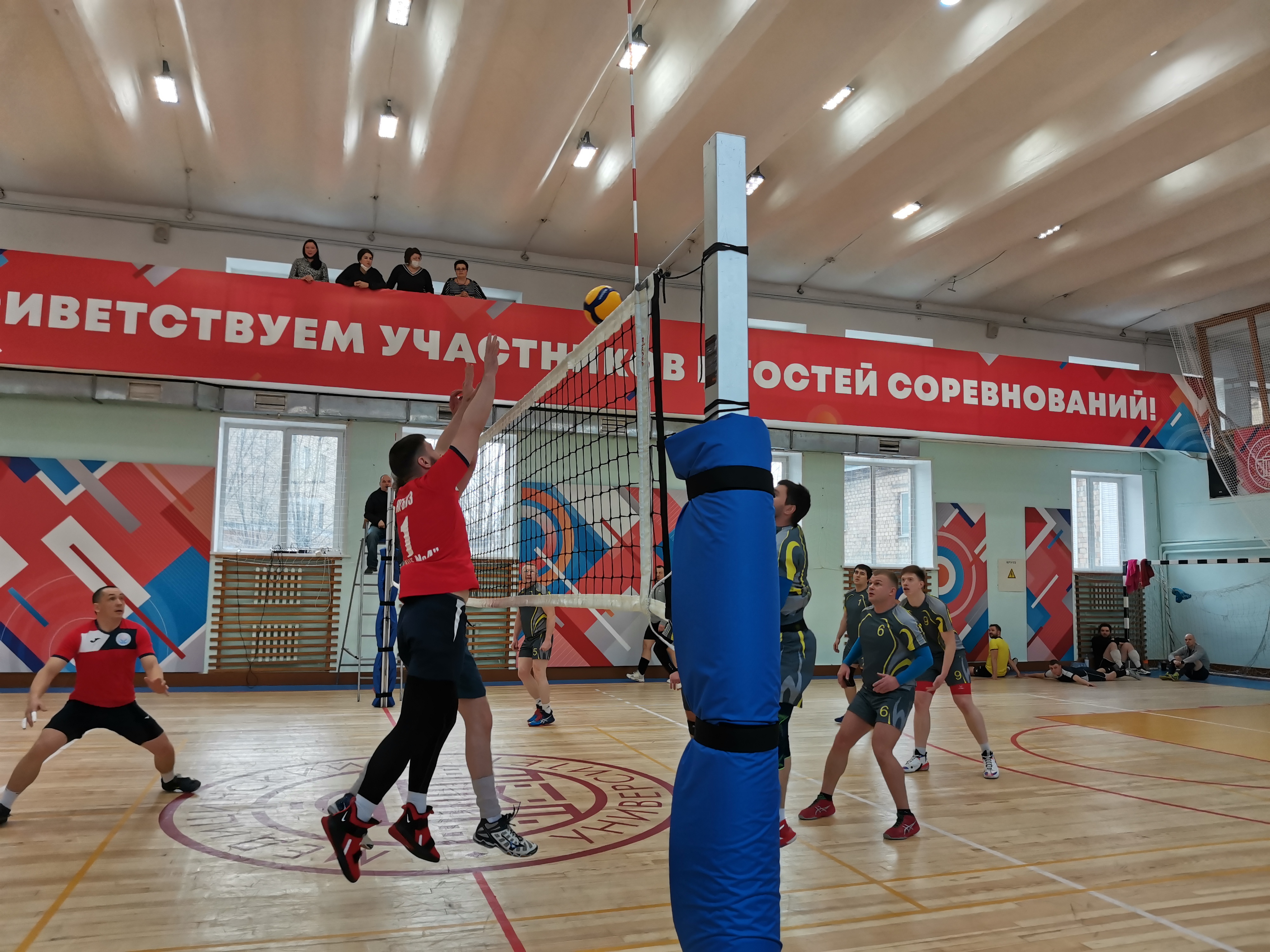 Медработники провели товарищеский турнир по волейболу 