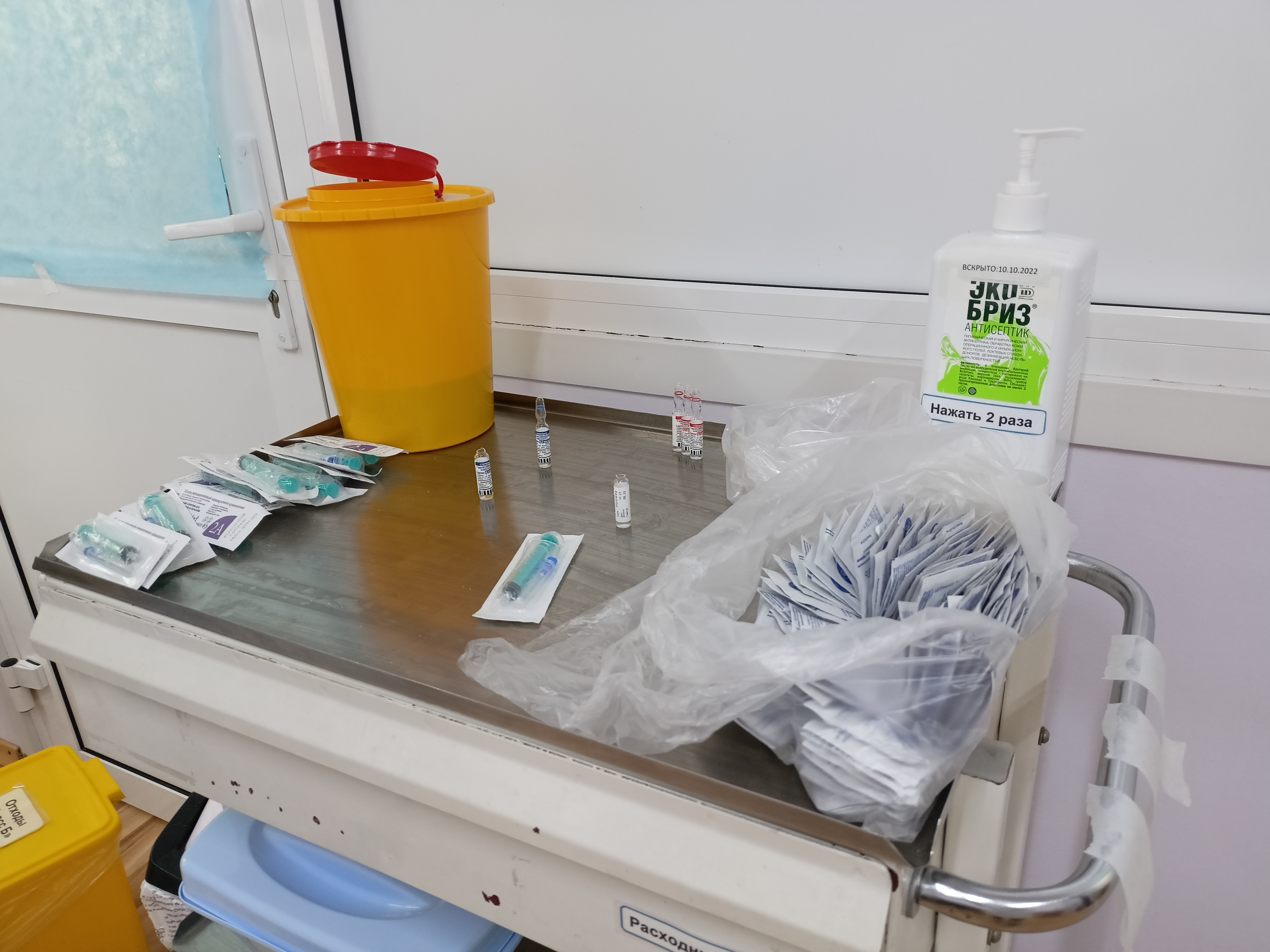 В КГБУЗ «КМКБ №4» продолжается вакцинация сотрудников.