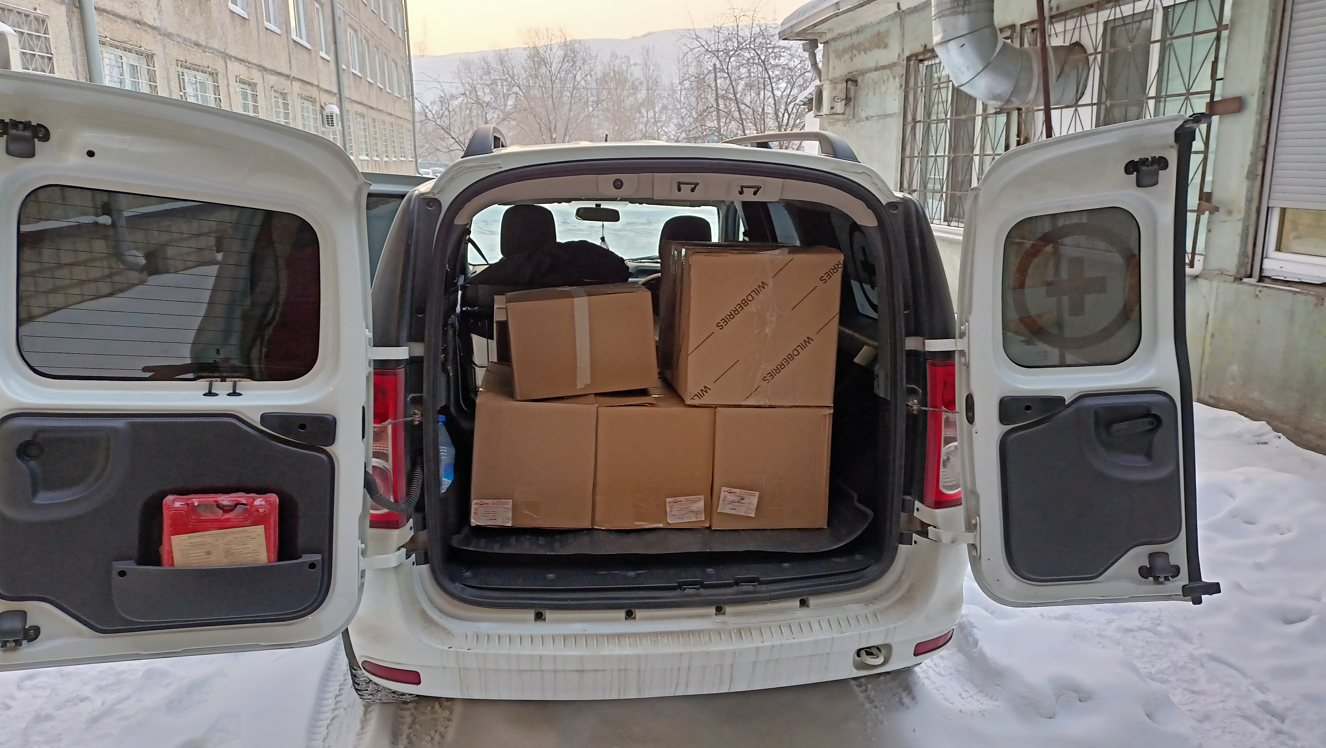 Коллектив Больницы на Кутузова поздравил солдат с наступающим Новым годом