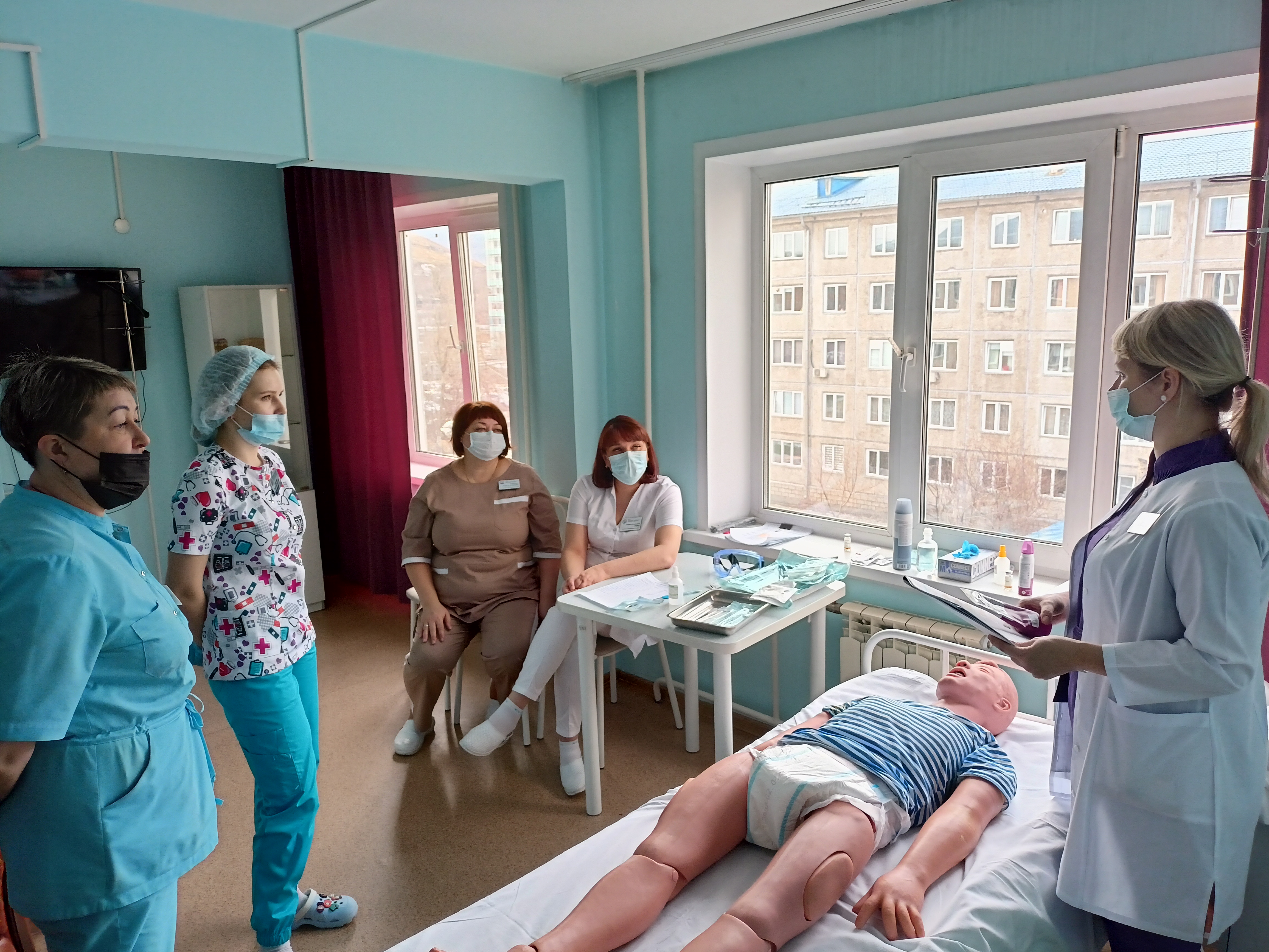 Отработка алгоритмов инструкции по уходу за тяжелобольным пациентом.