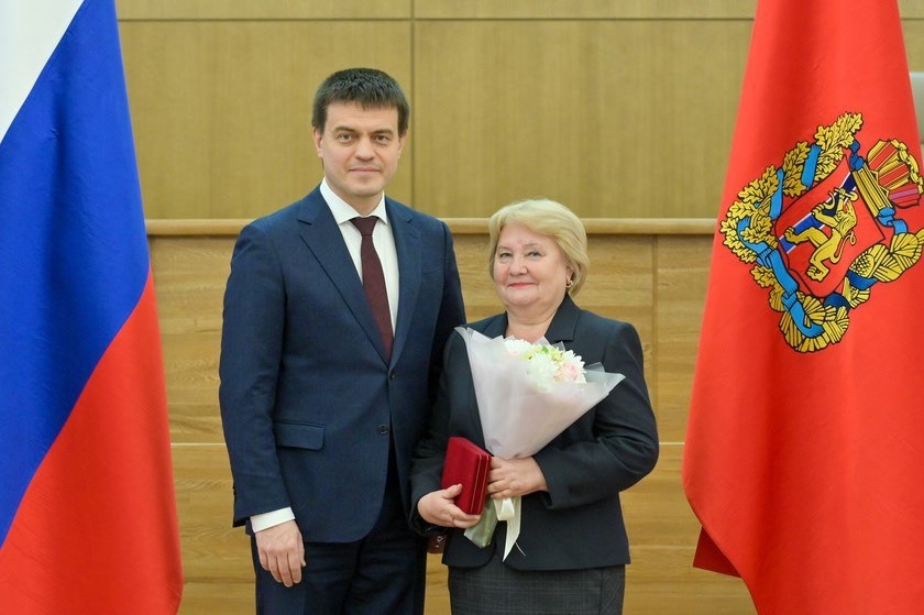 Михаил Котюков поздравил врача КМКБ №4 с присвоением почётного звания