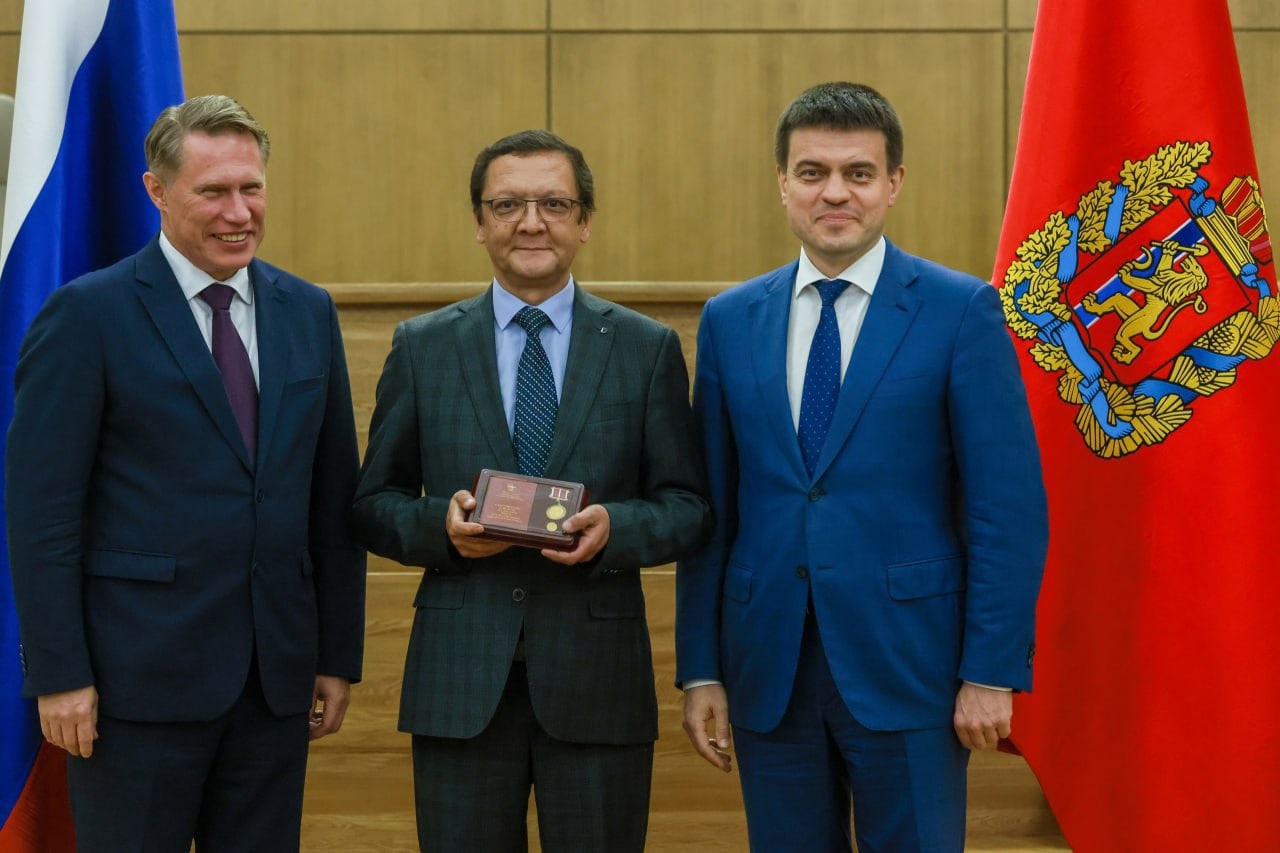 Михаил Мурашко вручил заведующему отделением анестезиологии и реанимации КГБУЗ «КМКБ № 4» медаль «За заслуги перед отечественным здравоохранением»