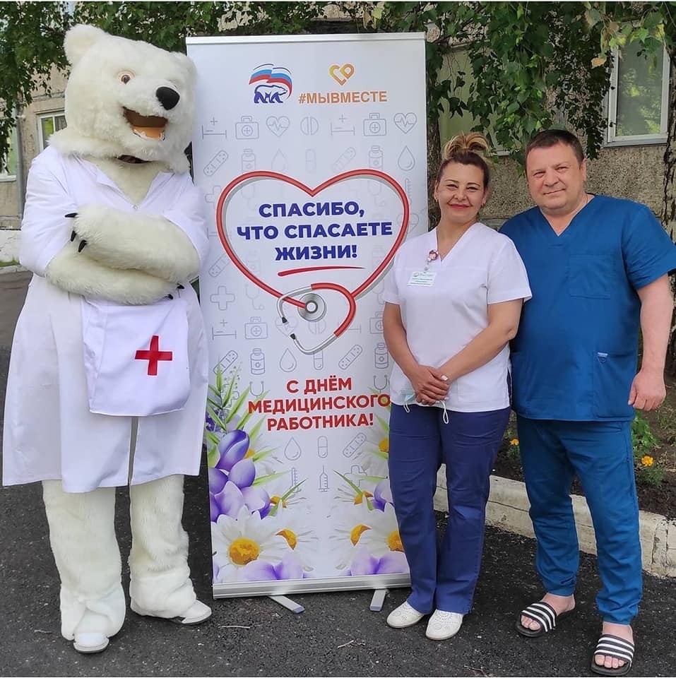 Депутаты и волонтеры поздравили медицинских работников с профессиональным праздником