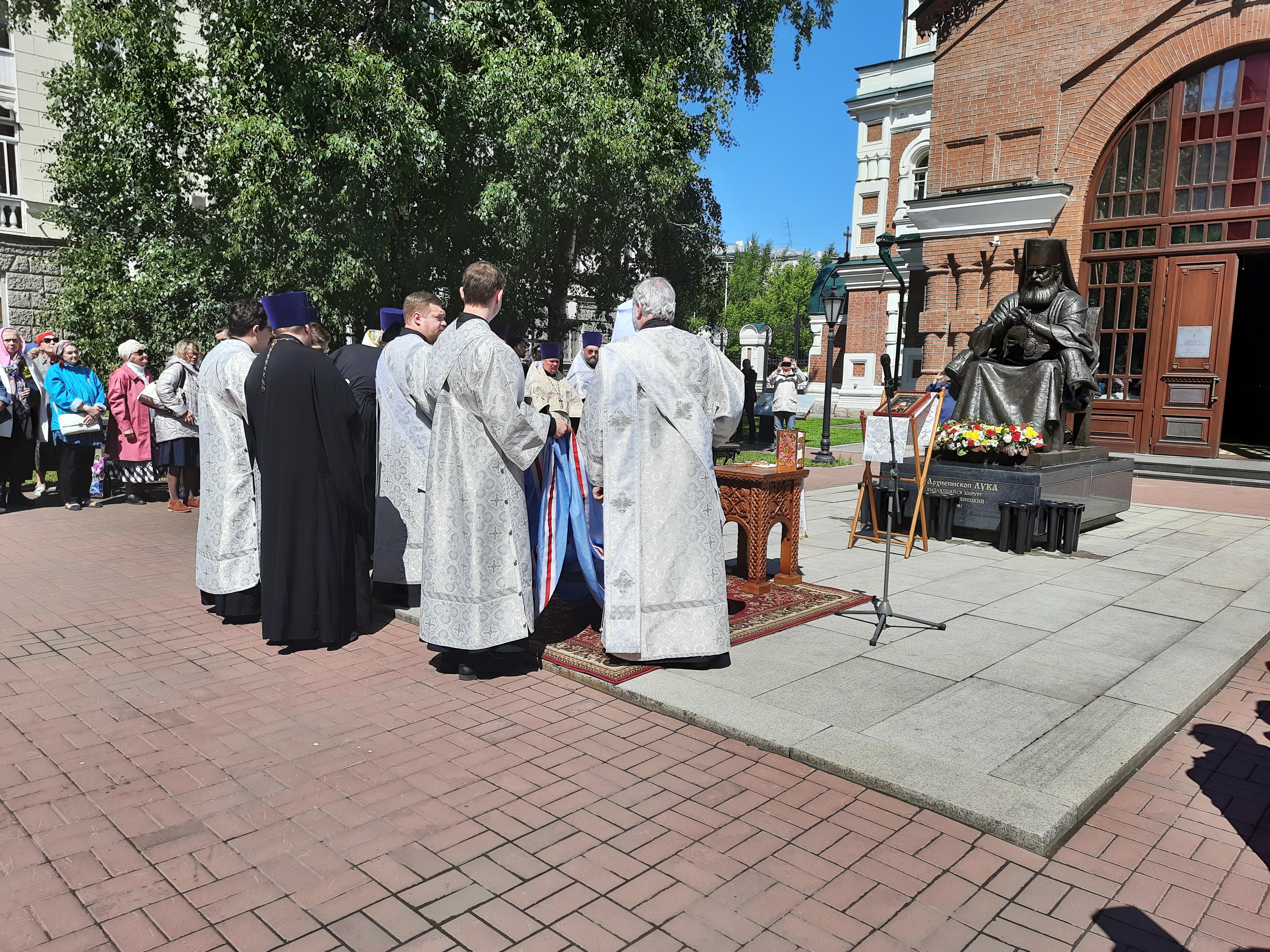 Красноярские медики почтили память святителя Луки (Войно-Ясенецкого)
