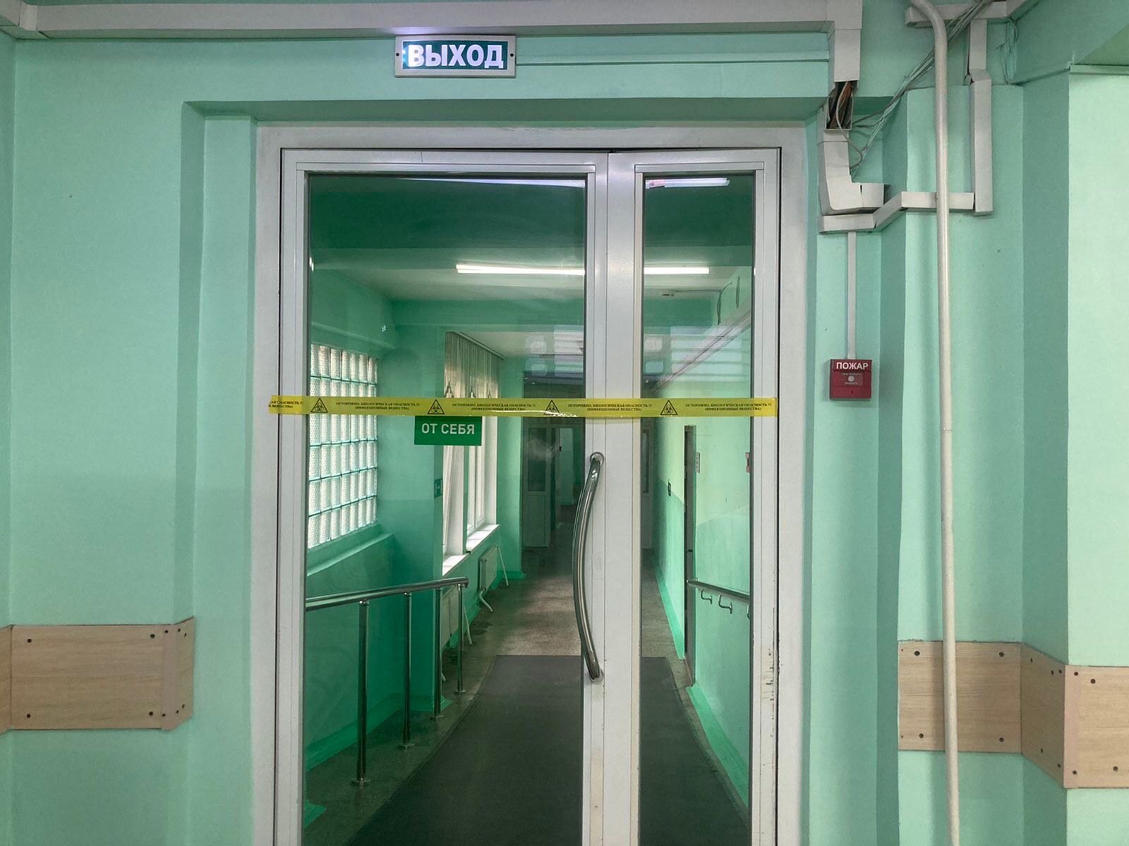 В КГБУЗ «КМКБ №4»  провели учебно-тренировочное занятие по отработке тактики поведения медицинских работников при выявлении пациентов с особо опасными инфекциями.