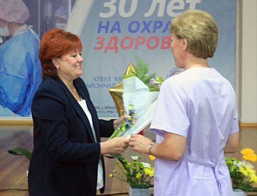 Руководитель администрации Кировского района Елена Ланина поздравила сотрудников КМКБ №4 с Днем медика 