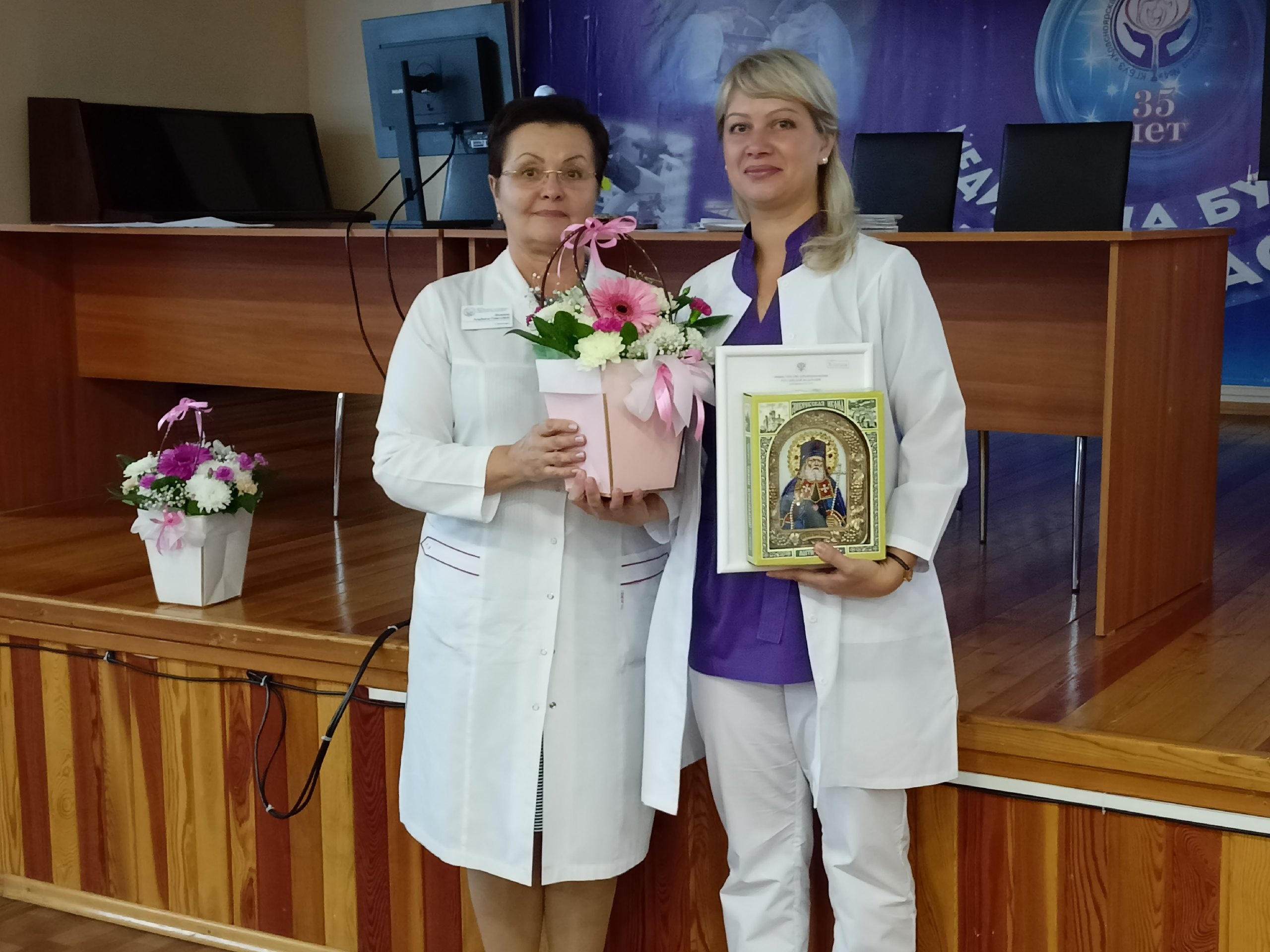 Медицинским работникам КГБУЗ "КМКБ № 4" вручили награды Министерства здравоохранения РФ