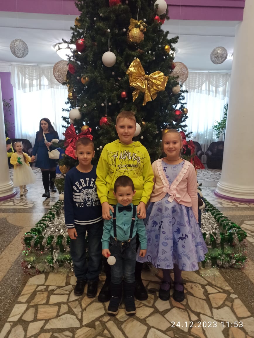 Новогодний утренник для детей сотрудников