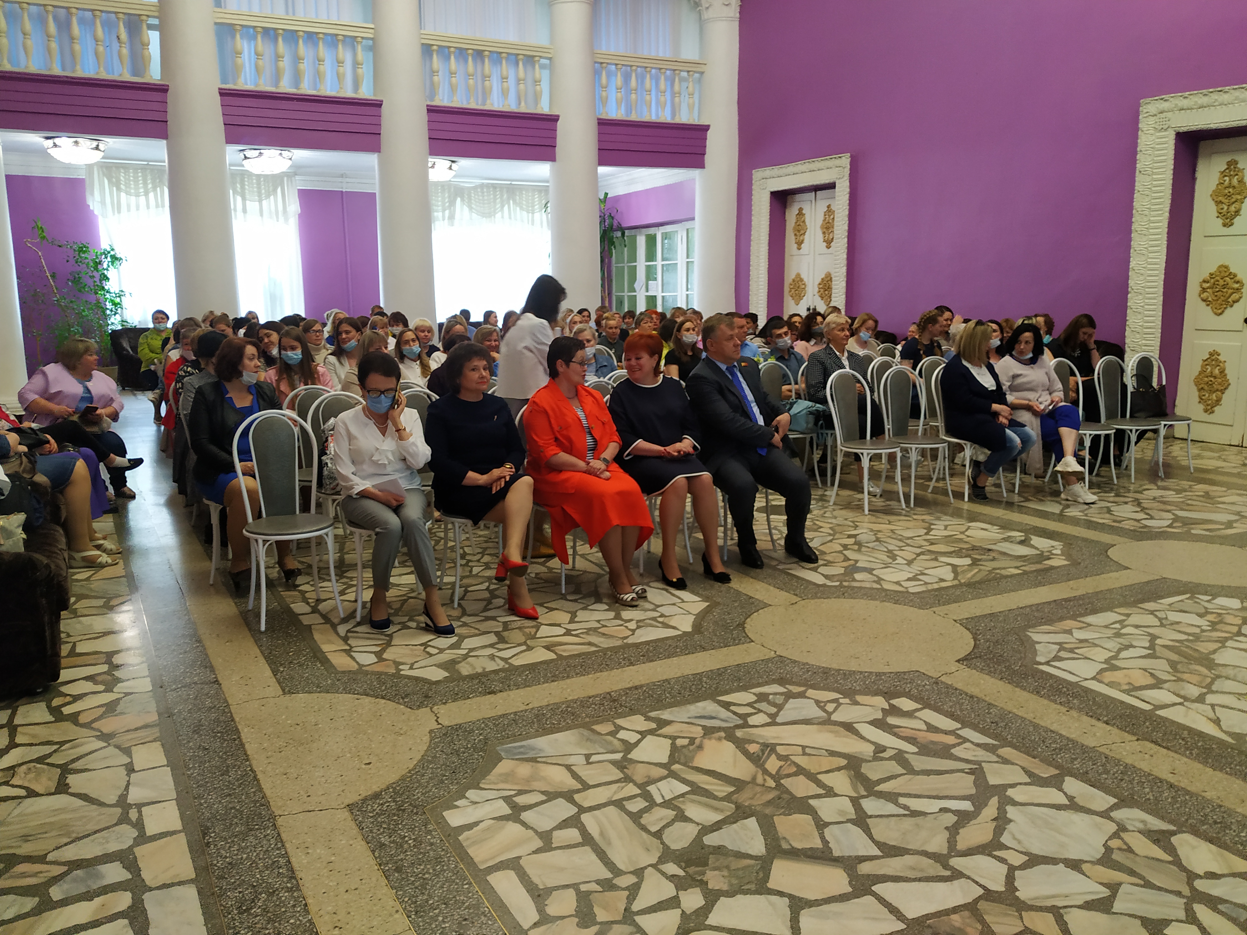 Медиков больницы на Кутузова поздравили с профессиональным праздником