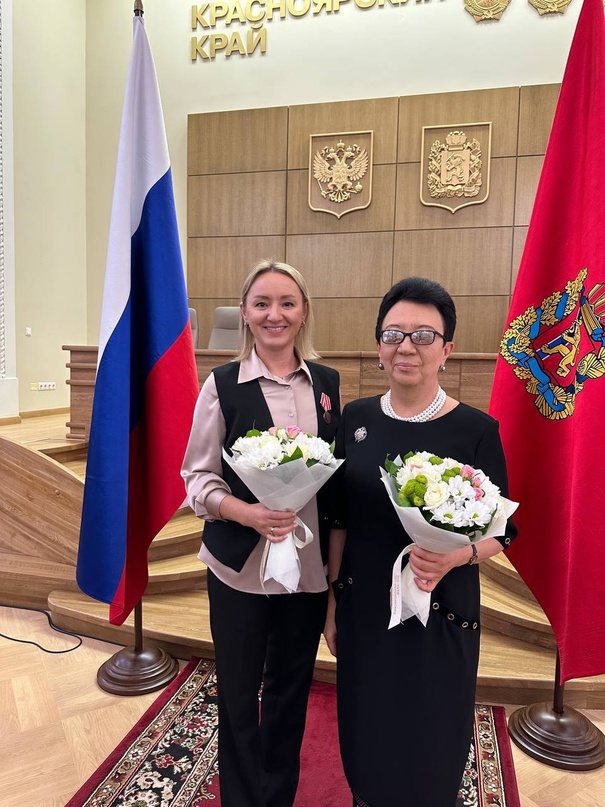 Специалистам КГБУЗ "КМКБ №4" вручили государственные награды