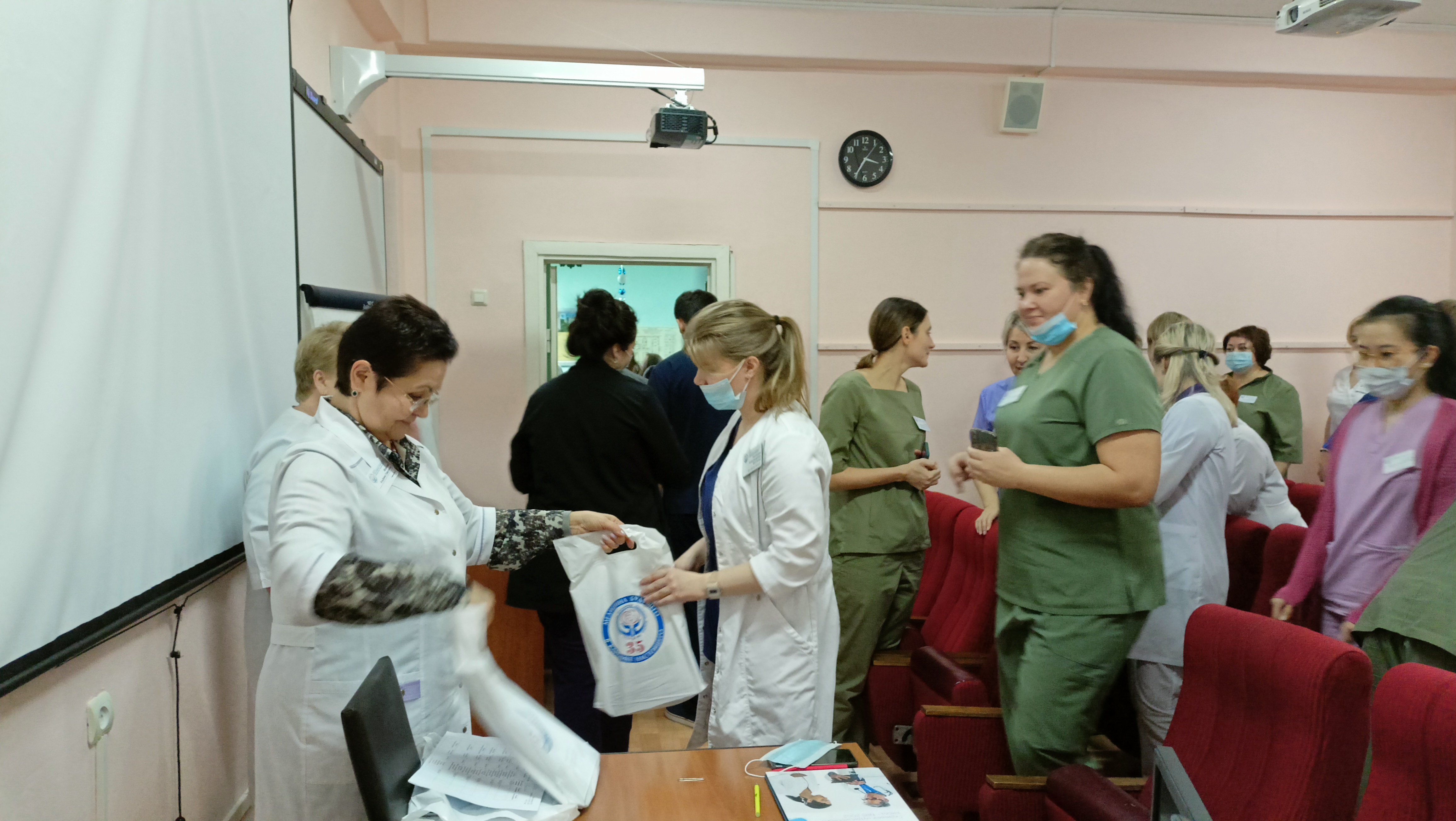 Молодых специалистов прошлого года поздравили с успешным завершением программы "Наставничество"