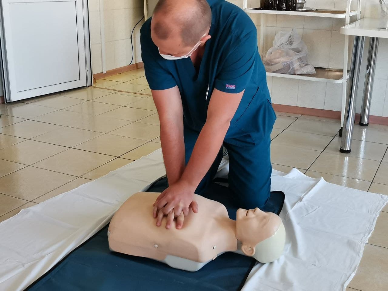 Медицинские работники «КМКБ №4» отрабатывают навыки сердечно-легочной реанимации