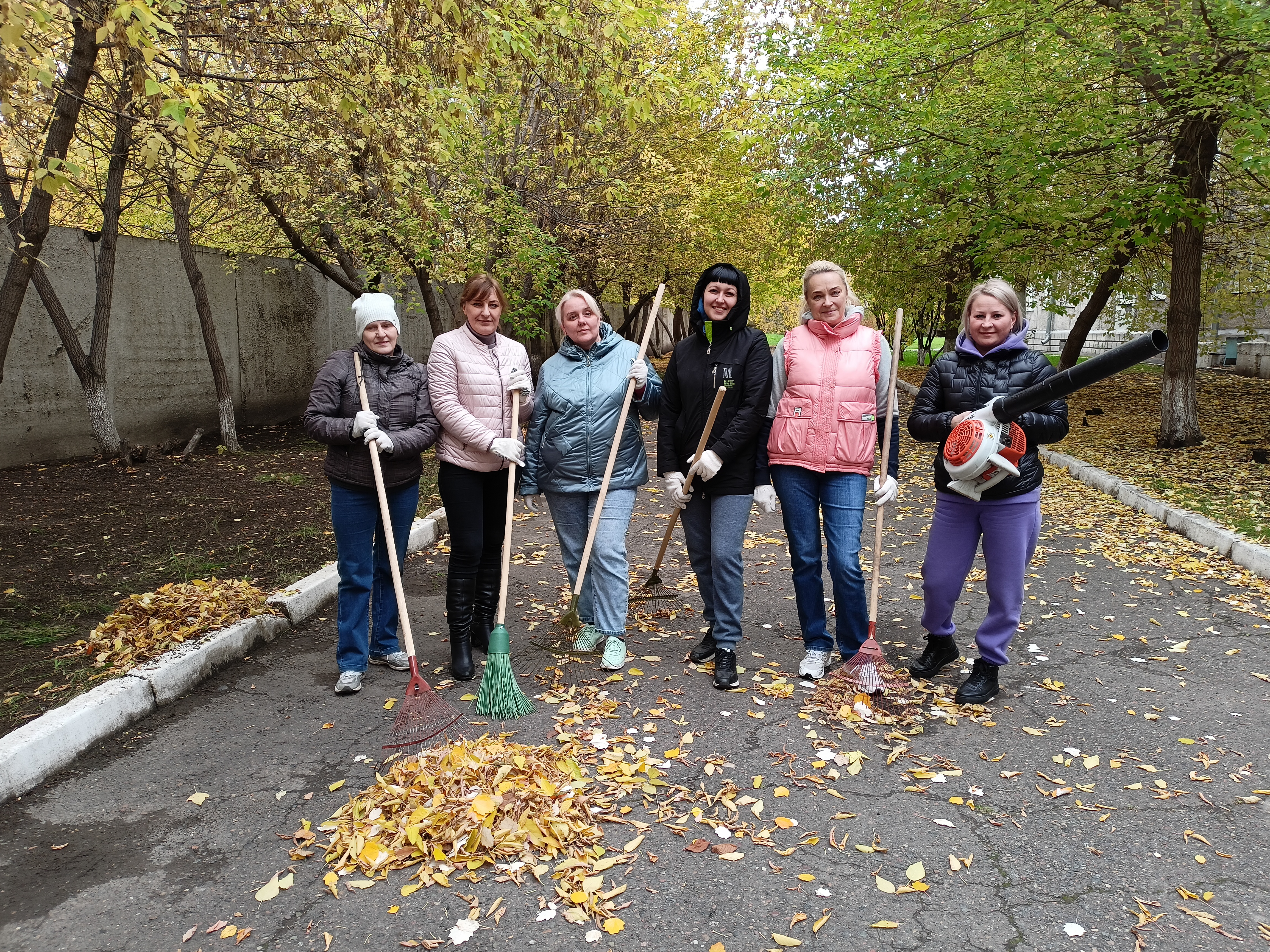 Участие КГБУЗ "КМКБ № 4" в городском двухмесячнике "За чистый город, чистую Сибирь".
