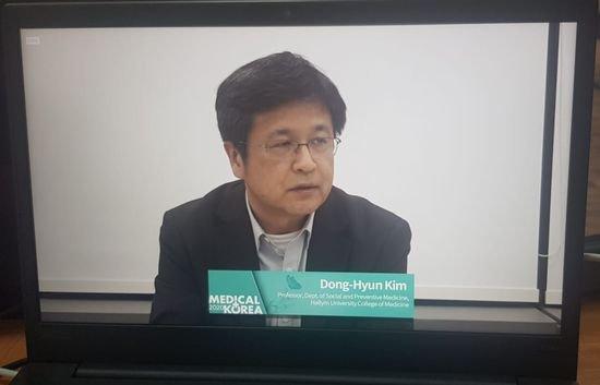 Корейские врачи поделились опытом борьбы с коронавирусом с красноярскими коллегами