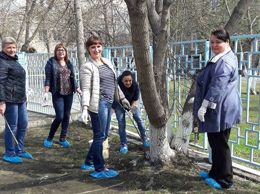 Сотрудники больницы приняли участие в субботнике.