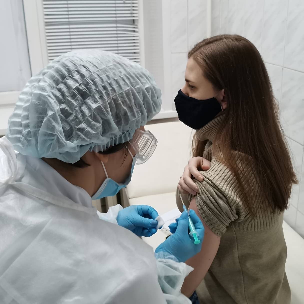 Медицинские работники КГБУЗ "КМКБ №4" привились от COVID-19